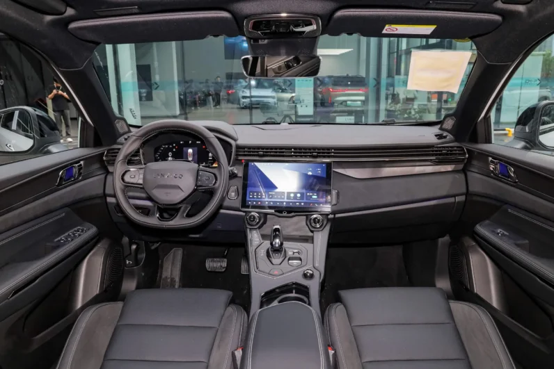 
								Lynk & Co 01 full									
