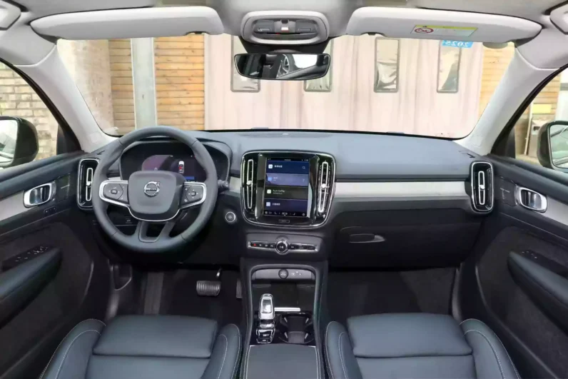 
								Volvo XC40 full									